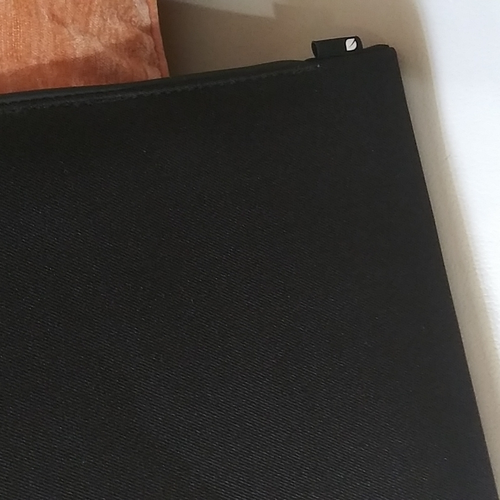 Incase laptop black case. - Picture 2 of 11